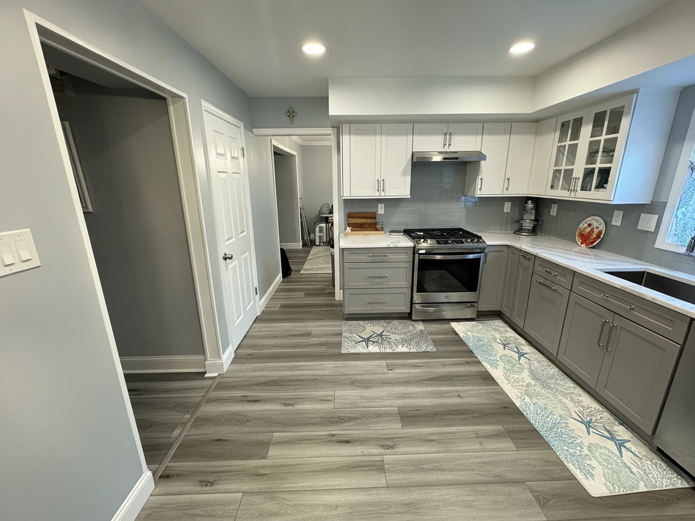 Kitchen island & seating